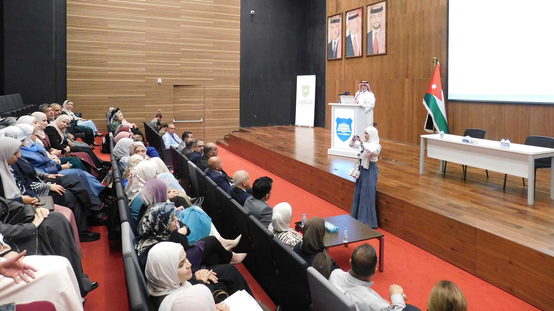 الدكتور سعد بن إبراهيم الخلف يتحدث خلال ندوة حوارية في كلية العلوم التربوية بالجامعة الأردنية حول دور المؤسسات التعليمية في بناء القيم، وتعزيز الهوية، وتحقيق الأثر المجتمعي المستدام.